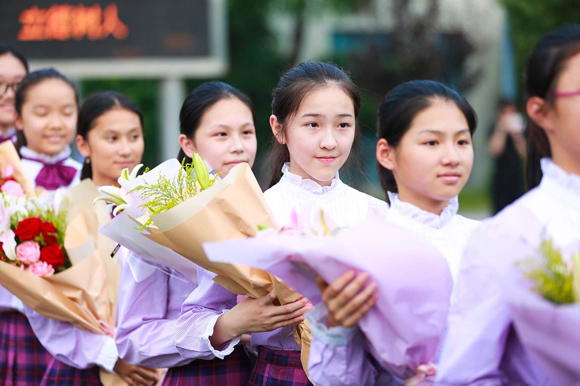 学妹鲜花礼仪队