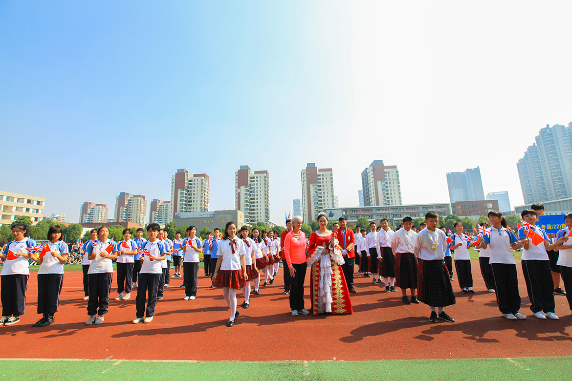 共享军运 魅力实中——武汉市光谷实验中学"武网进校园"暨2018年秋季