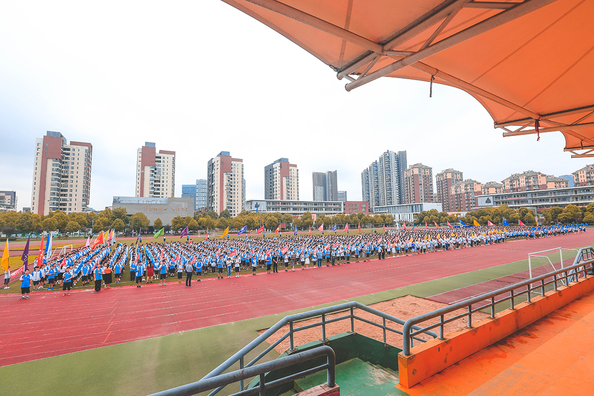 乘上青春列车开启全新征程武汉市光谷实验中学2018年秋季开学典礼